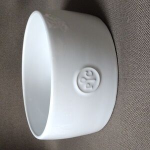 Pampered Chef 6" pet food / water dish